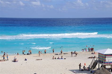 which resorts in cancun allow topless at pools or。